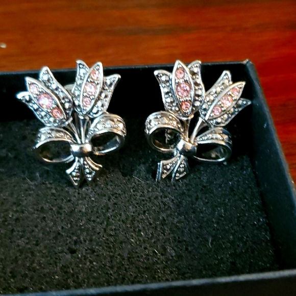 Jewelry - VINTAGE AVON FASHION FLOWER DESIGN CLIP ON EARRINGS